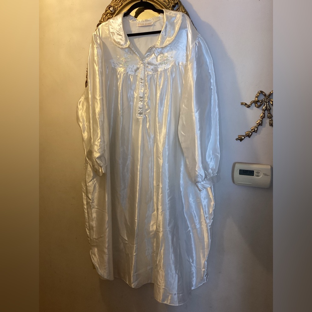 Vintage ILISE Stevens Ivory Satin Nightgown